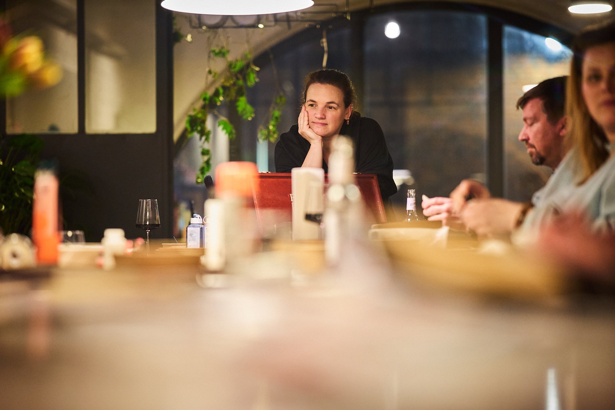 Evening event with guests around a table at the Lerche