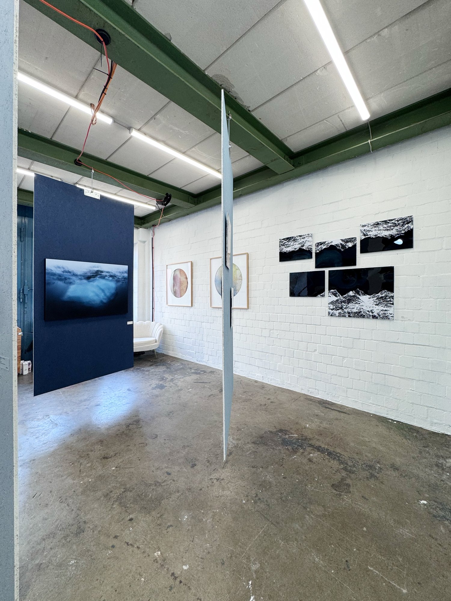 Pop-up gallery with art on white walls at the Lerche